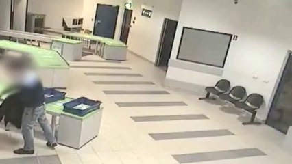 Un agent de sécurité sauve un bébé