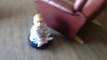 Un bébé trop mignon a cheval sur un aspirateur Roomba... Trop adorable!