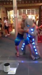 Stranger strangled a human statue in the streets on Christmas Eve !!