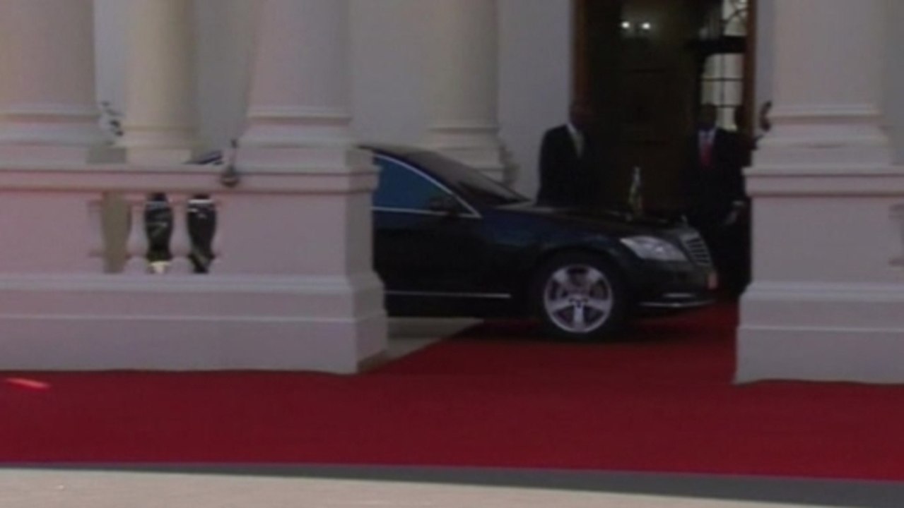 Sudan offers olive branch to rebels, releases prisoners