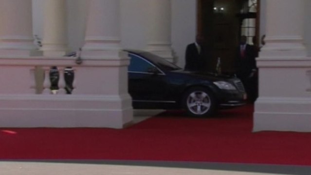 Sudan offers olive branch to rebels, releases prisoners