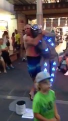 Un passant étrangle un artiste de rue en public... Gros débile!