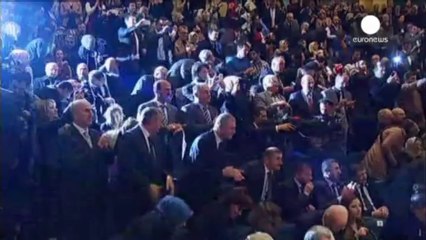 Las dimisiones, las protestas y la Justicia cercan aún más al primer ministro Erdogan