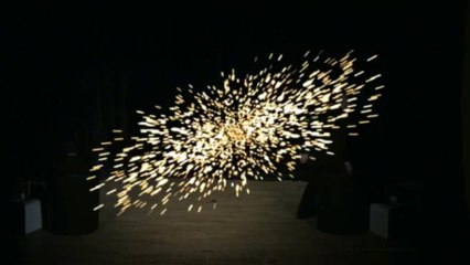 Trois vieux sur la place du village