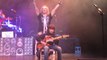 Un enfant de 11 ans défie le guitariste de Steel Panther pendant un concert