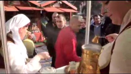 Saraybosnalılar, "dünyanın en büyük cezvesi"nden kahve içti