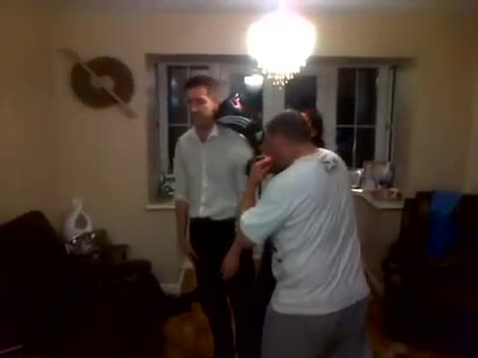 Teste ses nouveaux gants de boxe