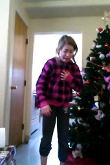 Une fille pleure en recevant un iPhone pour Noël