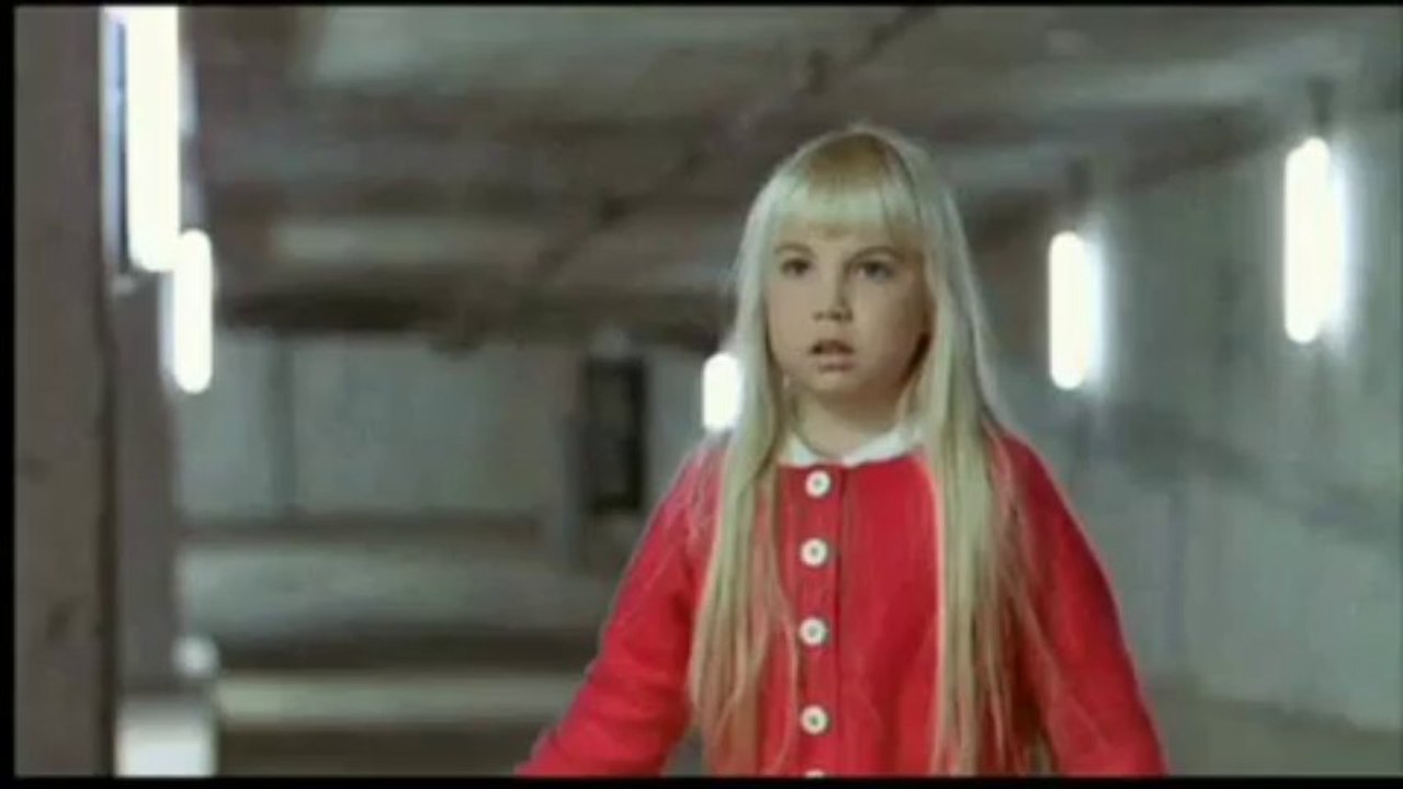 Poltergeist III ( bande annonce - montage musical centré sur la petite fille )