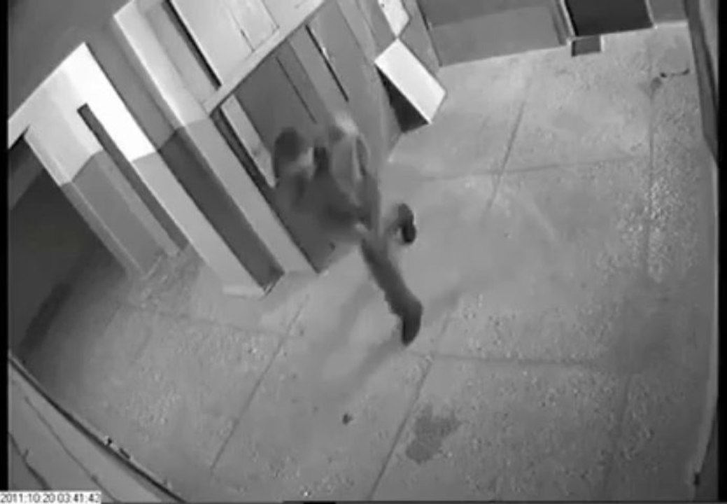 Se casser la jambe en voulant éclater une porte. FAIL!