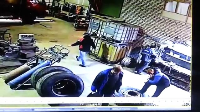 Tire truck explosion - Amazing and violent!