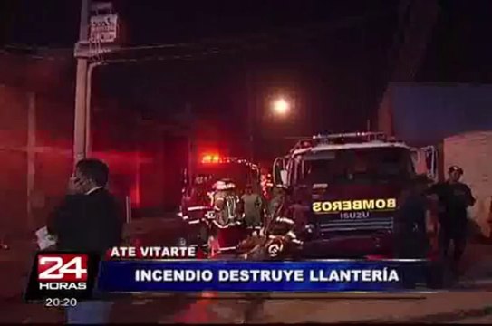 Incendio consumió almacén de llantas en distrito de Ate Vitarte