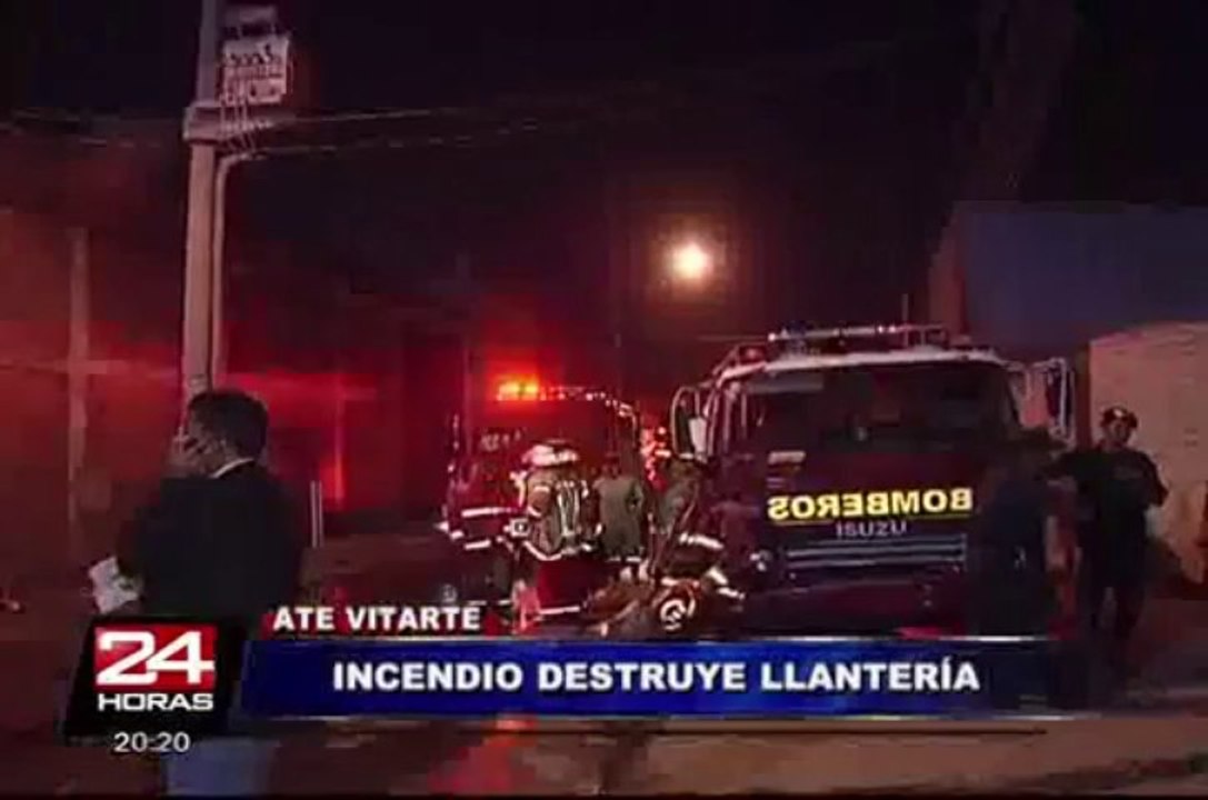 Incendio consumió almacén de llantas en distrito de Ate Vitarte