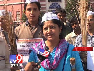 下载视频: AAP volunteers hails Kejriwal crowning by sweeping Jamalpur clean, Ahmedabad - Tv9 Gujarat