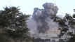 Les Talibans attaquent une base militaire US avec un camion chargé de bombes. Enorme explosion.