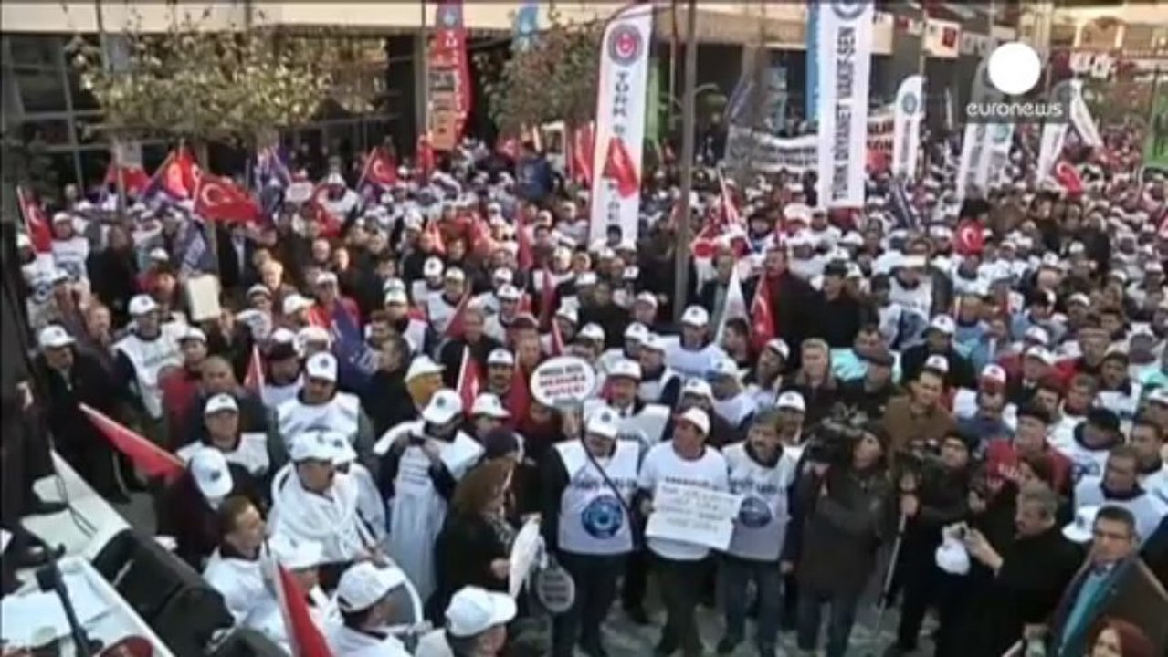 Erdogan: "Poteri forti all'estero diffamano il governo"