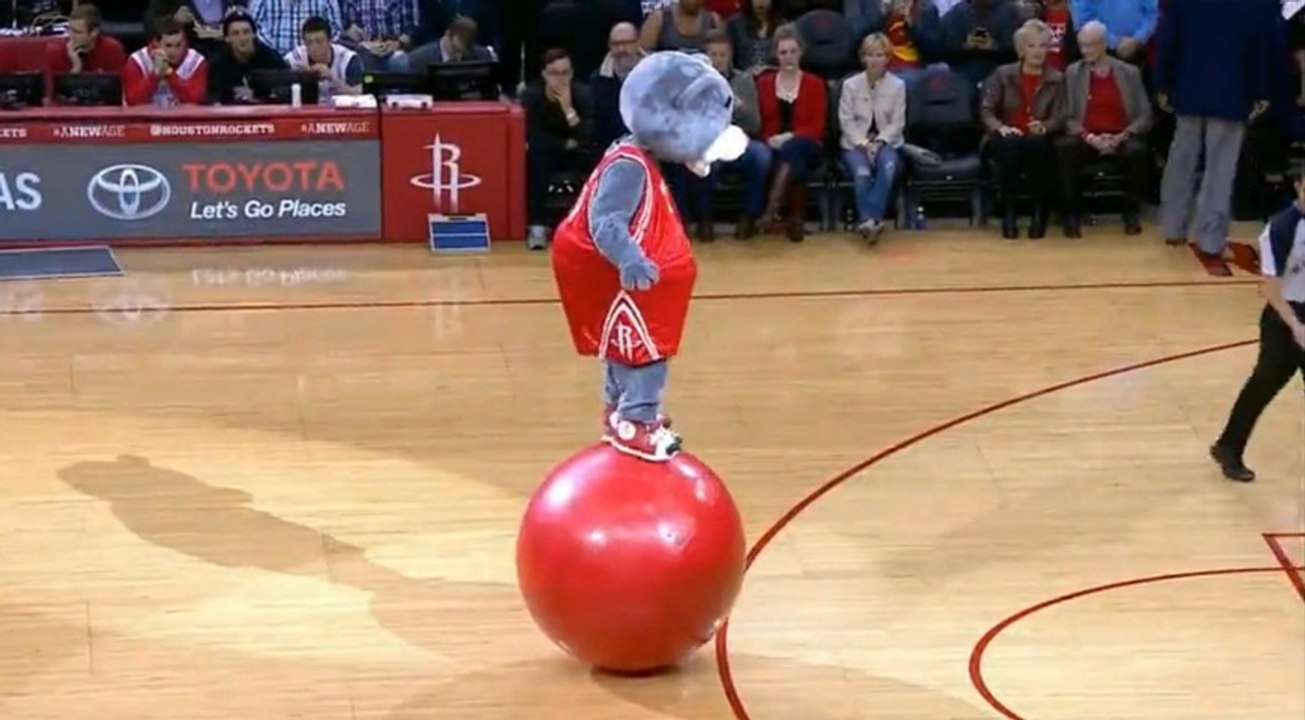 Clutch the Bear's Amazing Backwards Halfcourt & Equilibrist Trick Shots!!
