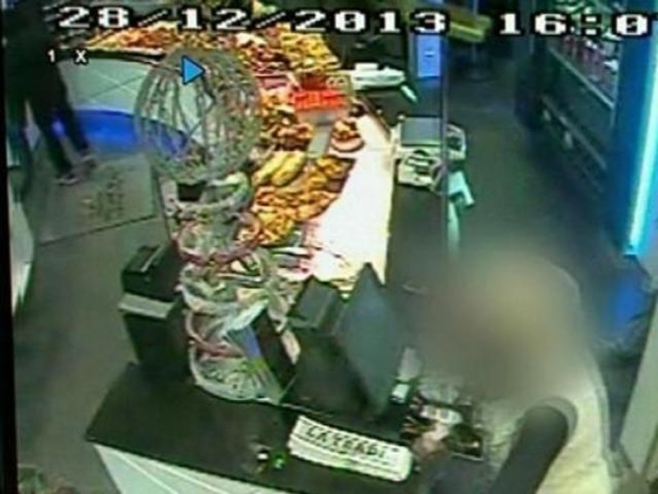 La boulangère qui fait fuir un braqueur à coup de balai avait "aussi peur que lui" - 29/12