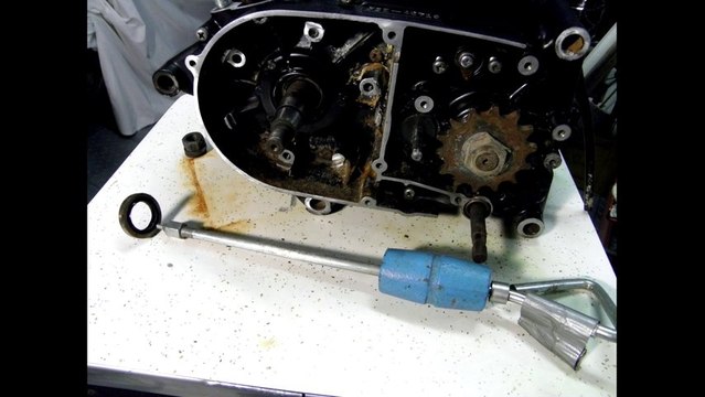 Crankshaft seal removal/replacement