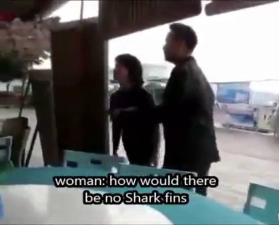 Woman turns crazy in restaurant! Insane...