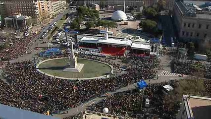 Miles de personas congregadas en Madrid defienden el modelo cristiano de familia .