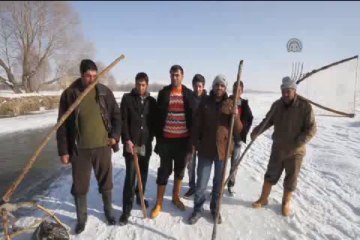 Donan nehirde "dirgen ve levye"yle balık avı