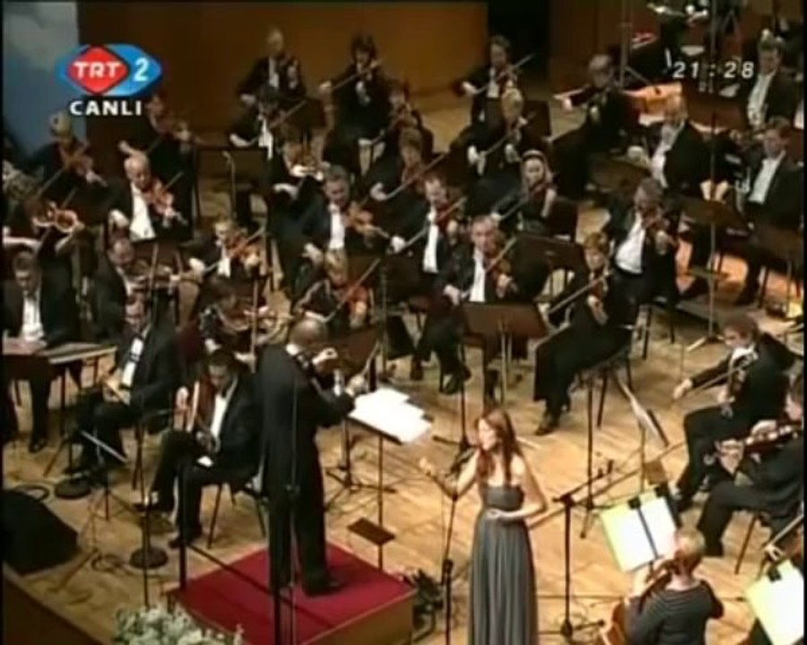 Dilek Türkan  -    Kaçsam bırakıp senden uzak yollara gitsem