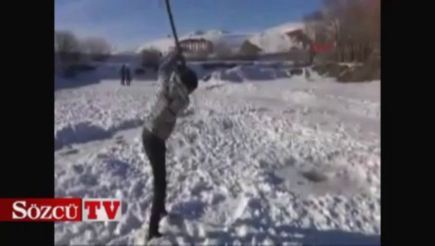 Buz tutan çayda balık avı