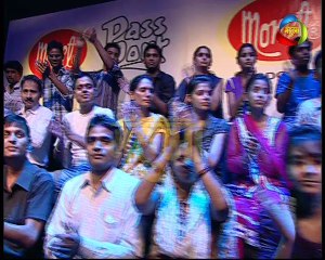 Entertaining performance on the stage of "Zila Top-Jung Sur Ke"