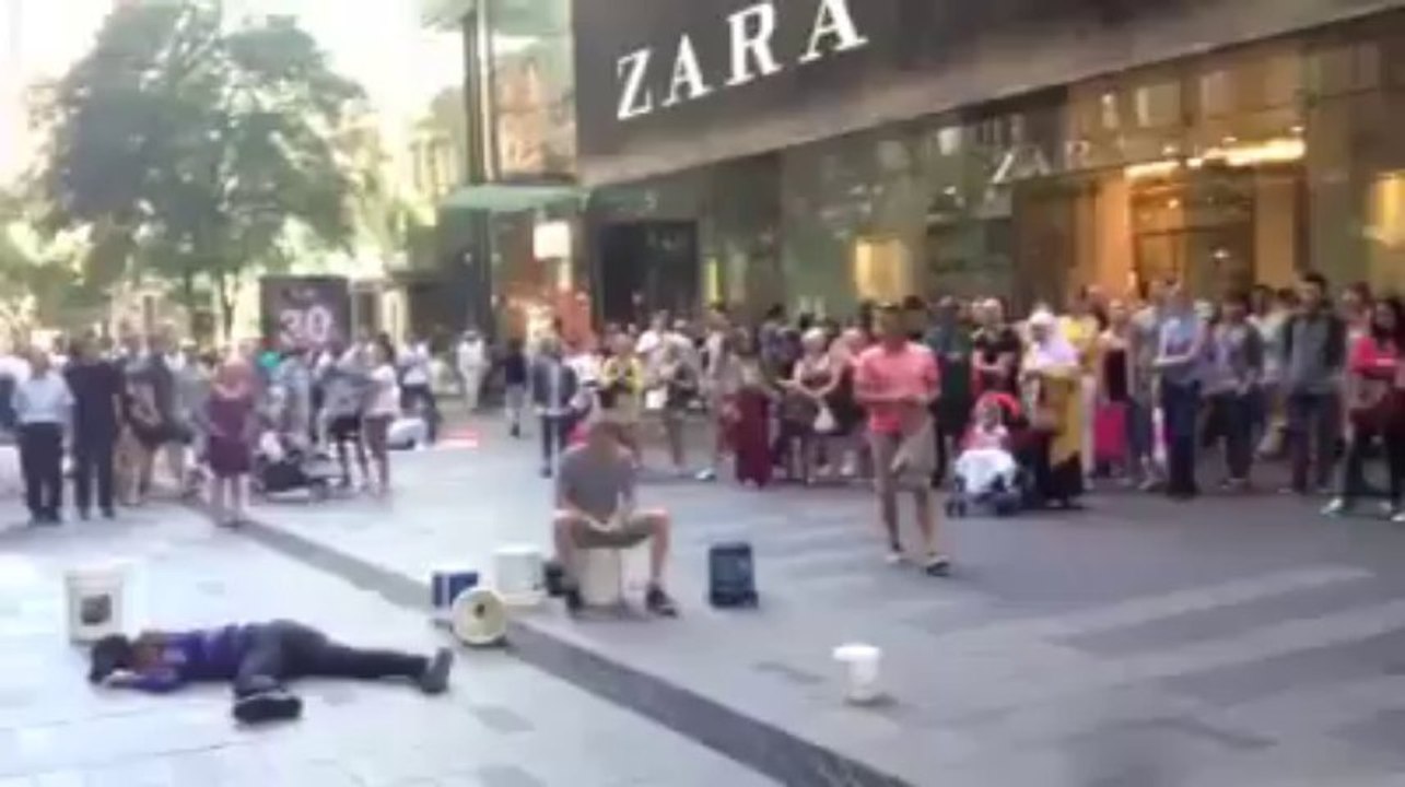 Un abruti fait chier un batteur de rue