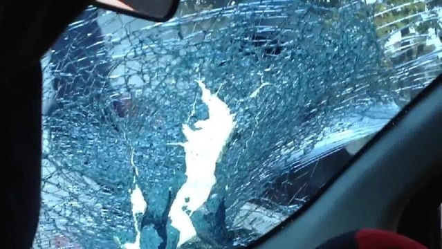 Policier casse un pare-brise en Thaïlande