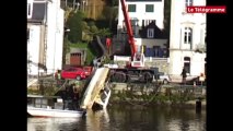 Morlaix. Retourné, un bateau remis à flot