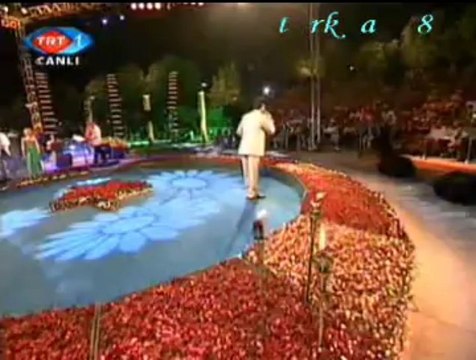 Bahadır ÖZÜŞEN-Kalbimde Gizli Bir Sevgi Mi Arar