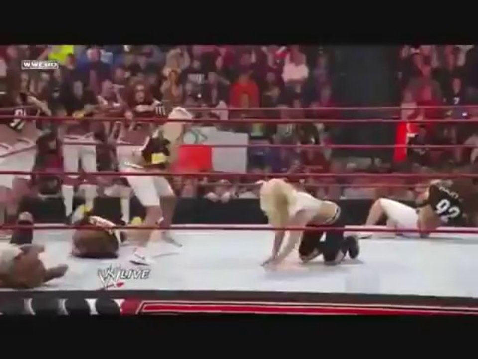 Diva Kelly Kelly Crushes Jillian Hall’s Face With a Leg Drop