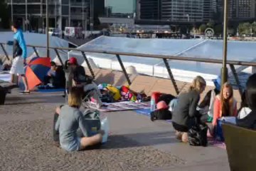 Yüzlerce kişi sokakta yattı