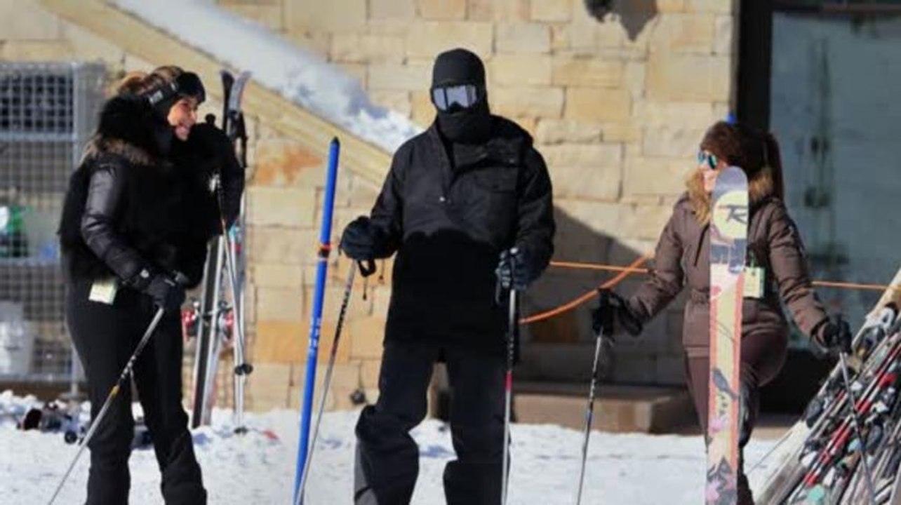 Kim and Kourtney Kardashian Hit the Ski Slopes