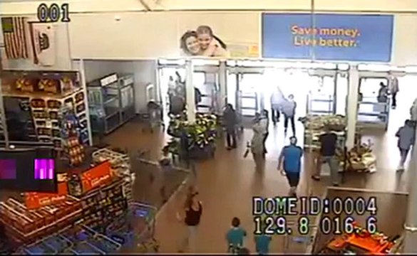 Faire ses courses en voiture : Il explose le magasin.