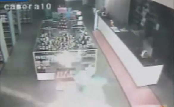 Un voleur se met le feu aux pieds... Gros débile!