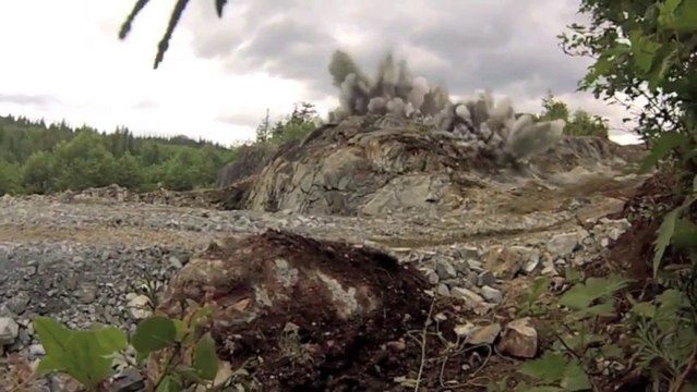 Explosion d'une montagne filmée au ralenti : Telegraph Cove Blast