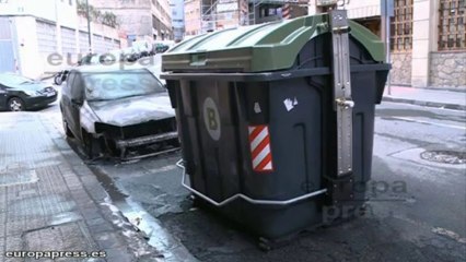 Fuego intencionado quema vehículos en Bilbao