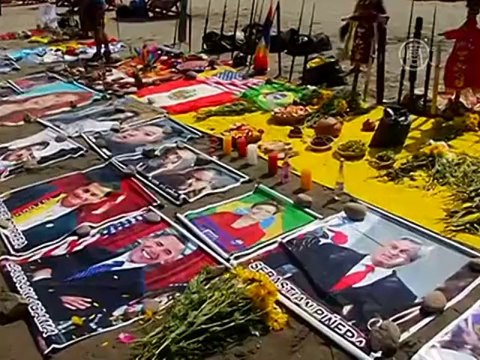 Шаманы Перу колдуют над портретами мировых лидеров