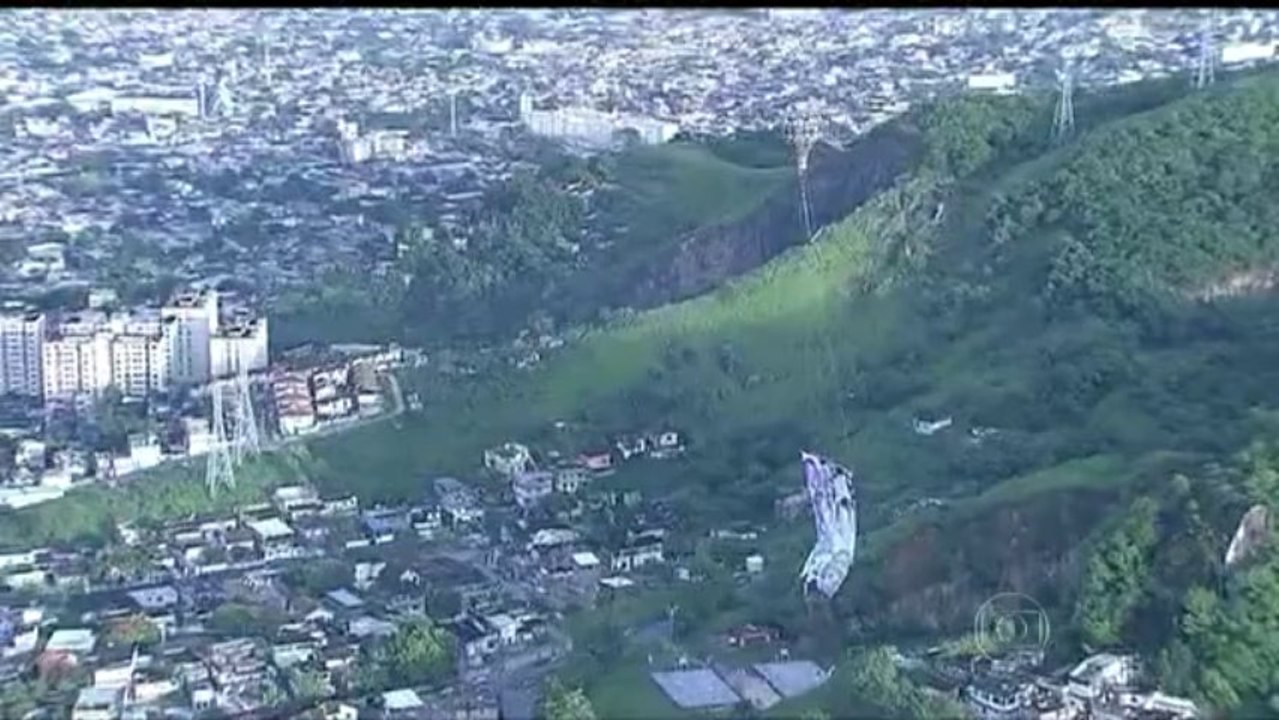 Balão de grandes proporções é solto em Madureira, no Rio