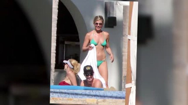 Bikini-Clad Jennifer Aniston Soaks Up the Sunshine With Courteney Cox