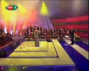 NALAN ALTINÖRS  Büyüleyen Gözlerinle Yeşil Yeşil Bakıyorsun