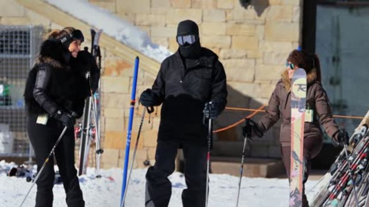 Kim und Kourtney Kardashian fahren Ski