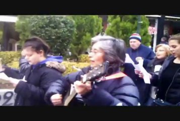 Social Solidarity Clinic of Peristeri, κάλαντα στον πεζόδρομο