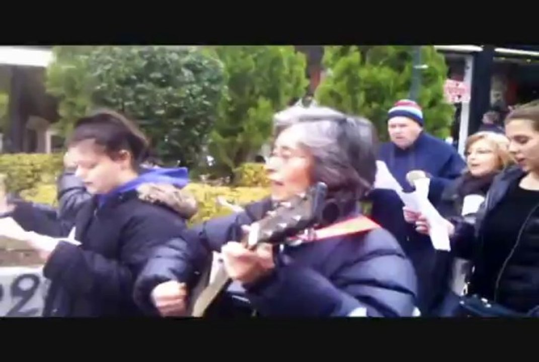 Social Solidarity Clinic of Peristeri, κάλαντα στον πεζόδρομο