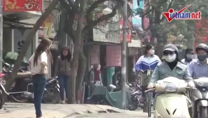 Cô gái liên tục khoe ngực và chửi tục giữa phố