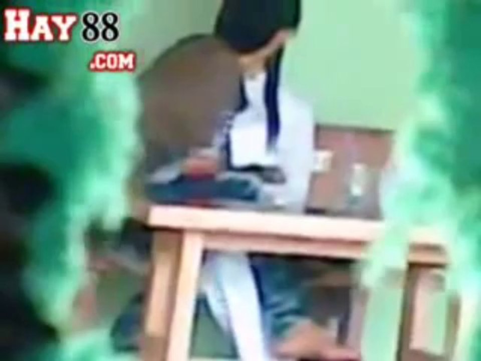 Quay lén nữ sinh lớp 11 -âu yếm- bạn trai tại quán nước