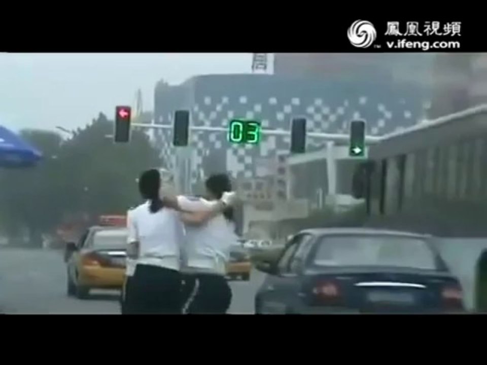 2 nữ cảnh sát đánh nhau dữ dội ở ngã tư